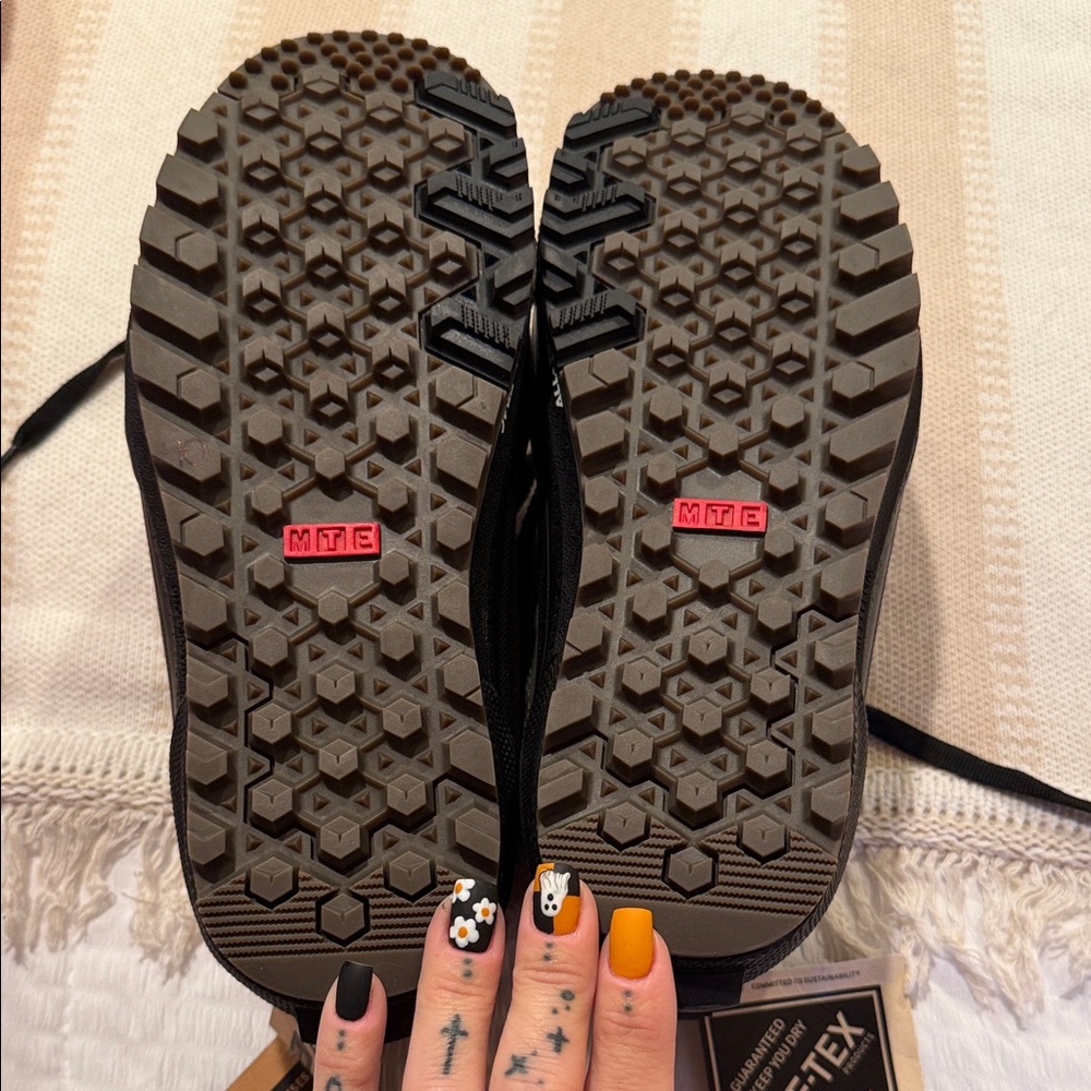 Vans Women's Gore-Tex cold weather hiking/ athletic Shoes